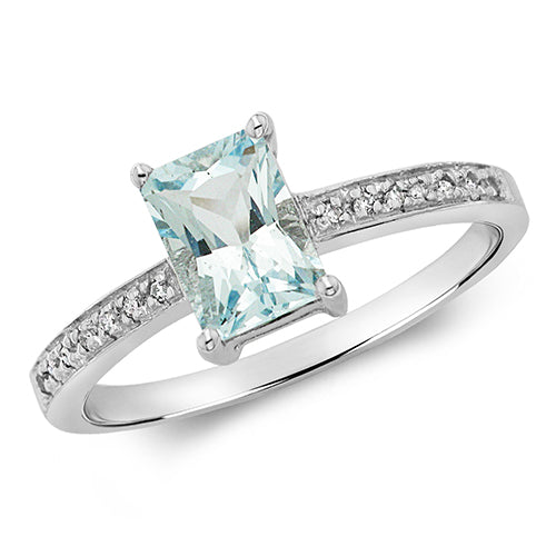 Aquamarine and Diamond Side Stones Ring